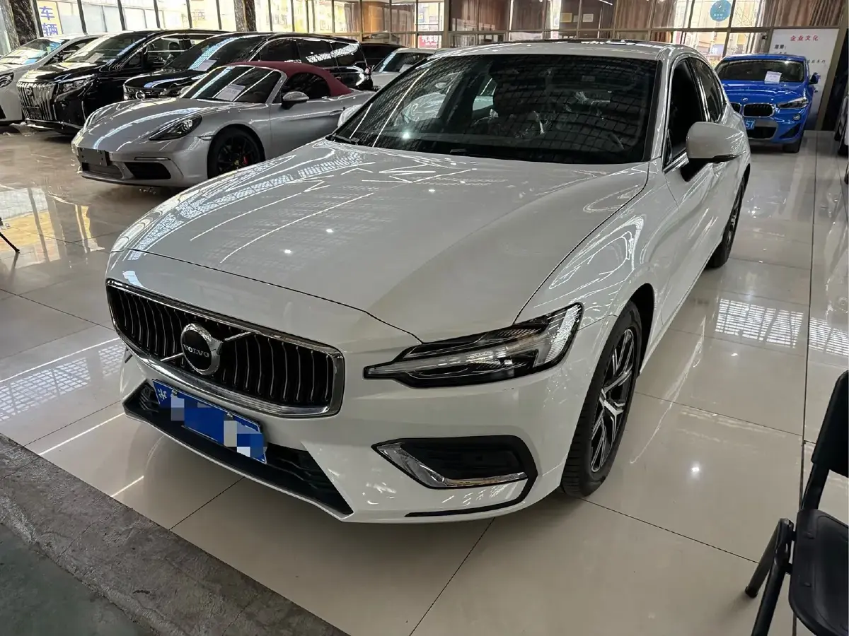 2023 Volvo S60 2.0T 197HP L4 7DCT