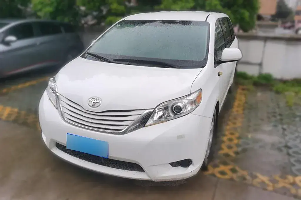 2015 Toyota Sienna 3.5L 269HP V6 6AT