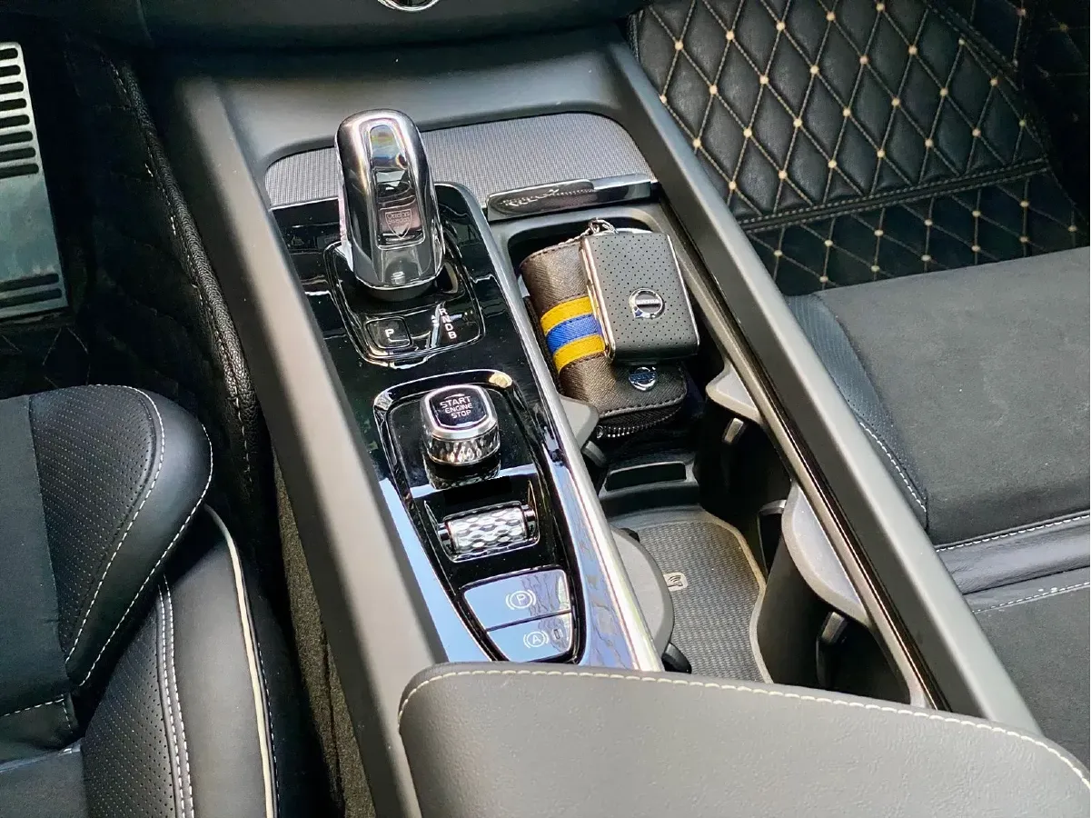 2019 Volvo XC60 PHEV 2.0T 320HP L4 8AT PHEV 10.1KWH,autocango,china used car exporter,china ev exporter,chinese used car exporter,chinese used ev exporter