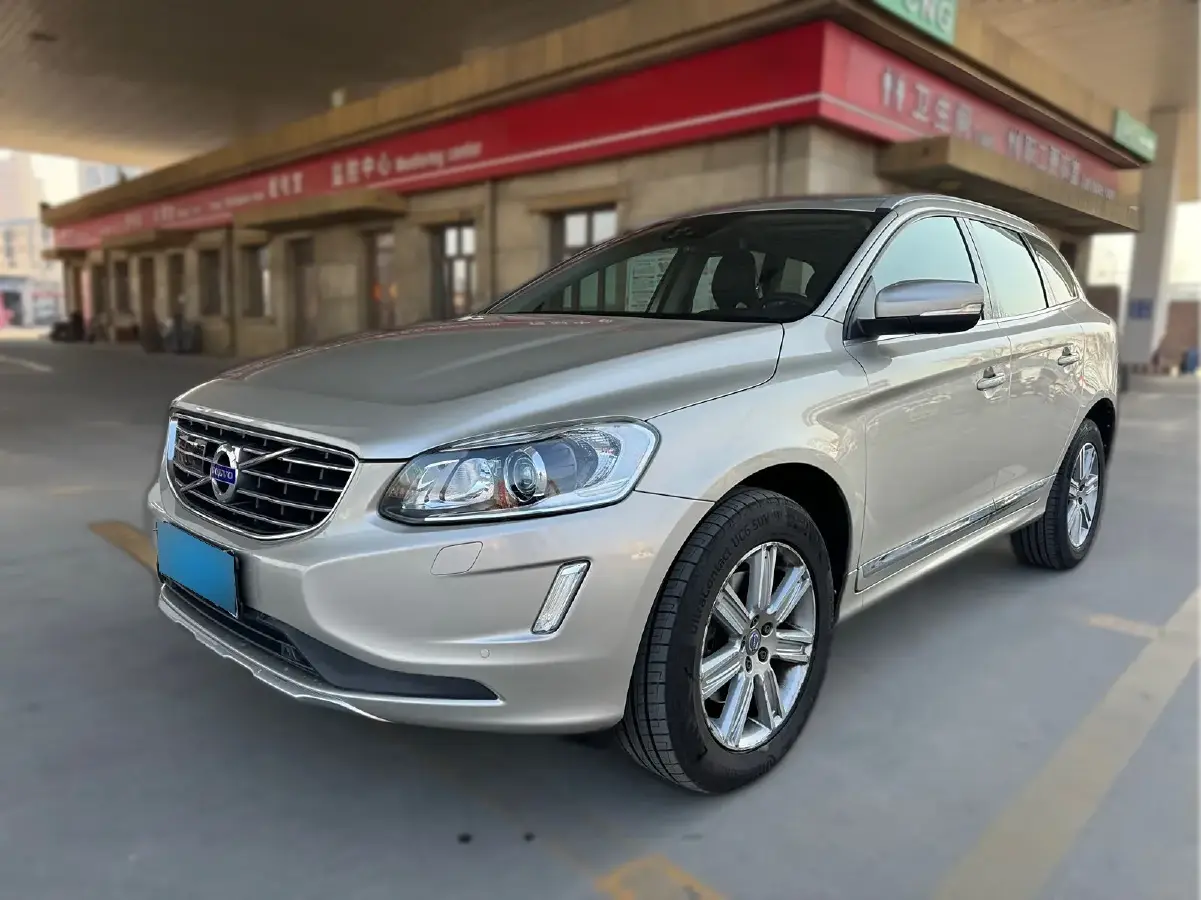 2017 Volvo XC60 2.0T 245HP L4 8AT