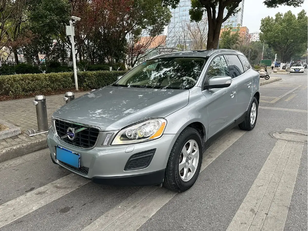 2011 Volvo XC60 2.0T 203HP L4 6DCT
