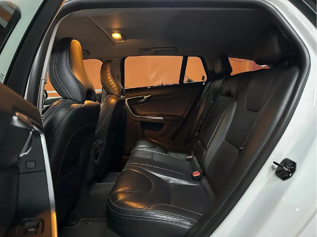 2012 Volvo V60 3.0T 305HP L6 6AT,autocango,china used car exporter,china ev exporter,chinese used car exporter,chinese used ev exporter