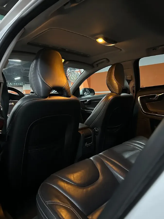 2012 Volvo V60 3.0T 305HP L6 6AT,autocango,china used car exporter,china ev exporter,chinese used car exporter,chinese used ev exporter