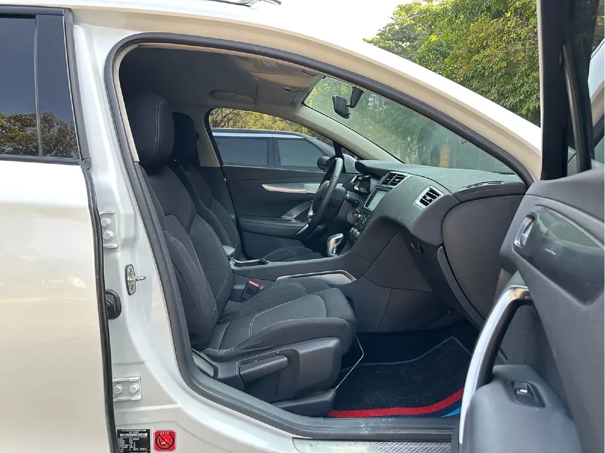 2016 DS 6 1.6T 167HP L4 6AT,autocango,china used car exporter,china ev exporter,chinese used car exporter,chinese used ev exporter