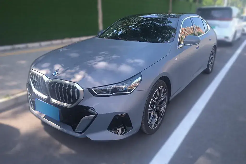 2024 BMW 5 Series 2.0T 258HP L4 8AT