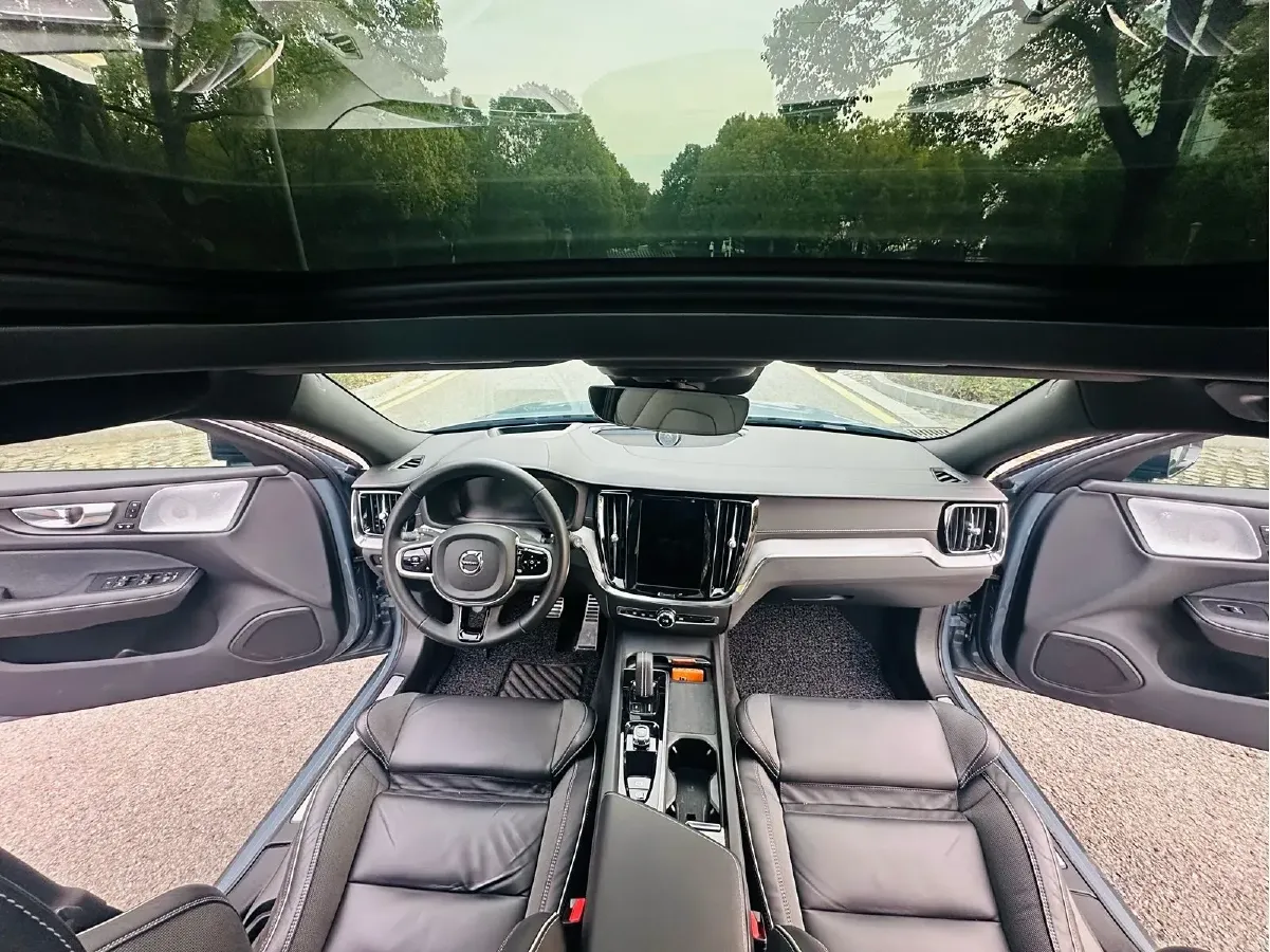 2022 Volvo V60 2.0T 250HP L4 8AT,autocango,china used car exporter,china ev exporter,chinese used car exporter,chinese used ev exporter