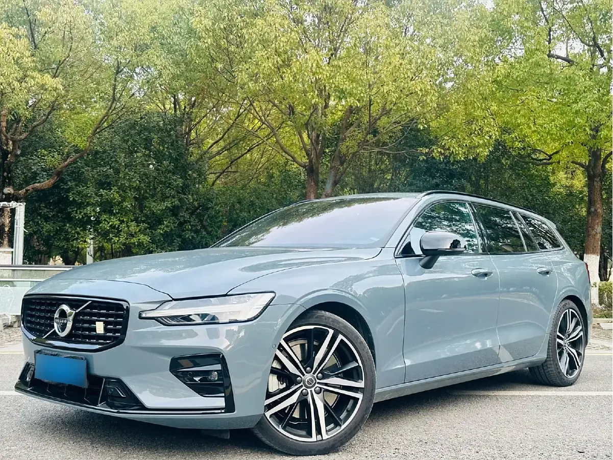2022 Volvo V60 2.0T 250HP L4 8AT