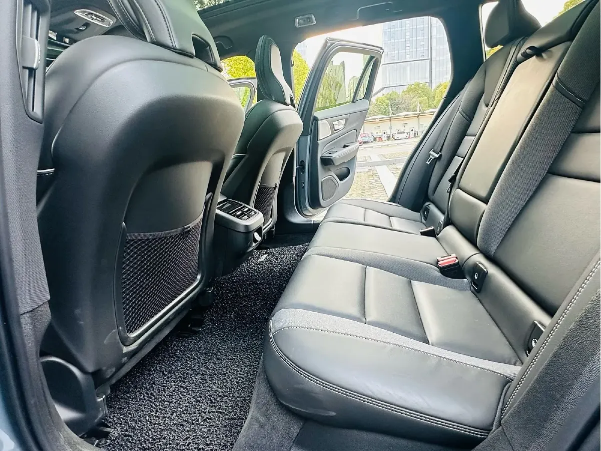 2022 Volvo V60 2.0T 250HP L4 8AT,autocango,china used car exporter,china ev exporter,chinese used car exporter,chinese used ev exporter