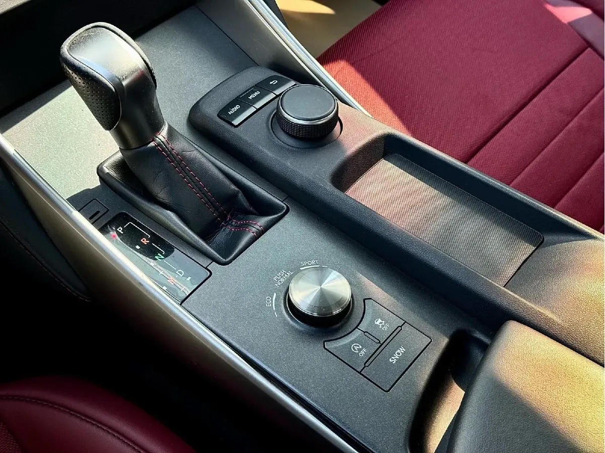 2017 Lexus IS 2.0T 245HP L4 8AT,autocango,china used car exporter,china ev exporter,chinese used car exporter,chinese used ev exporter