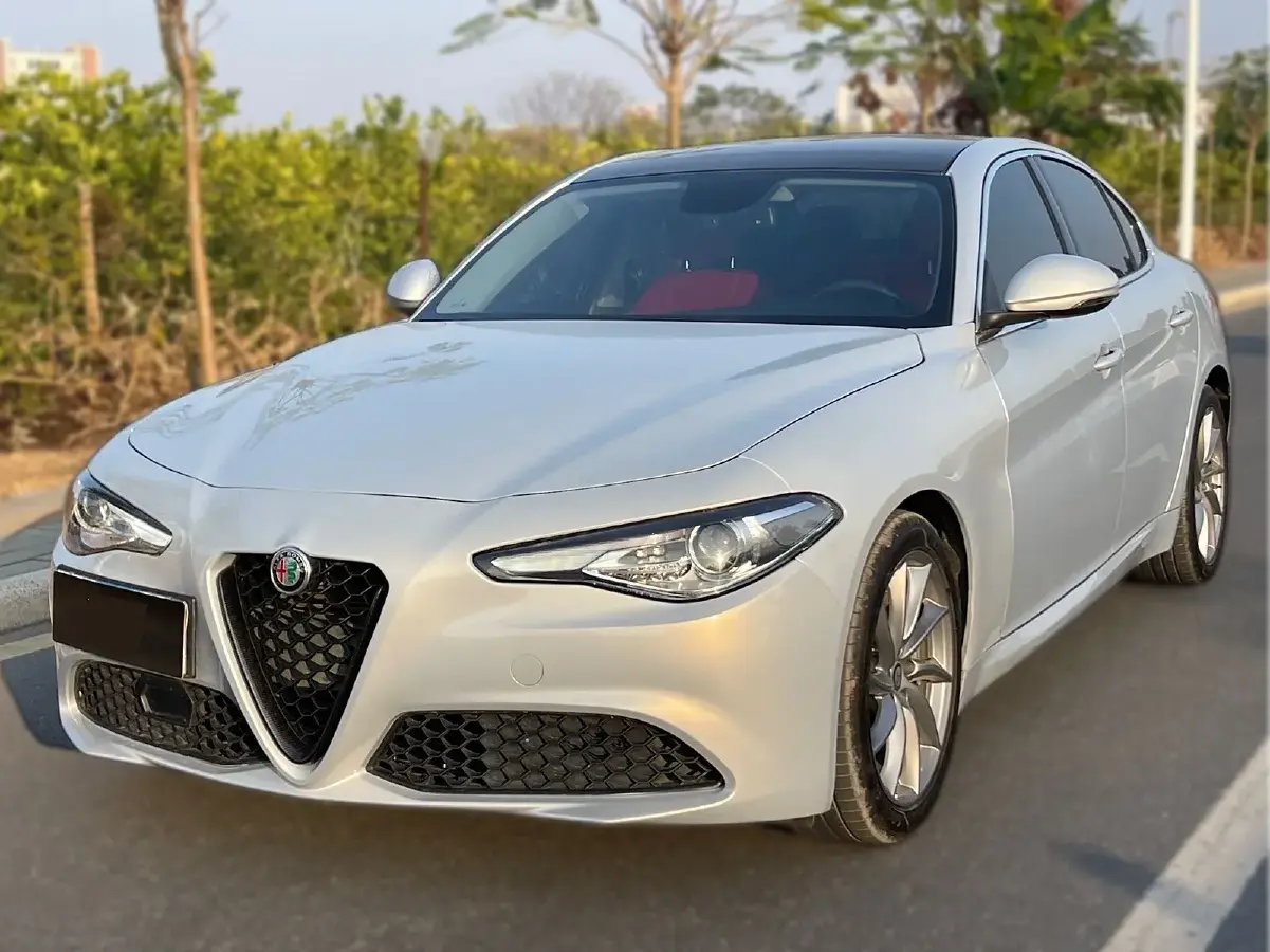 2021 Alfa Romeo Giulia 2.0T 280HP L4 8AT