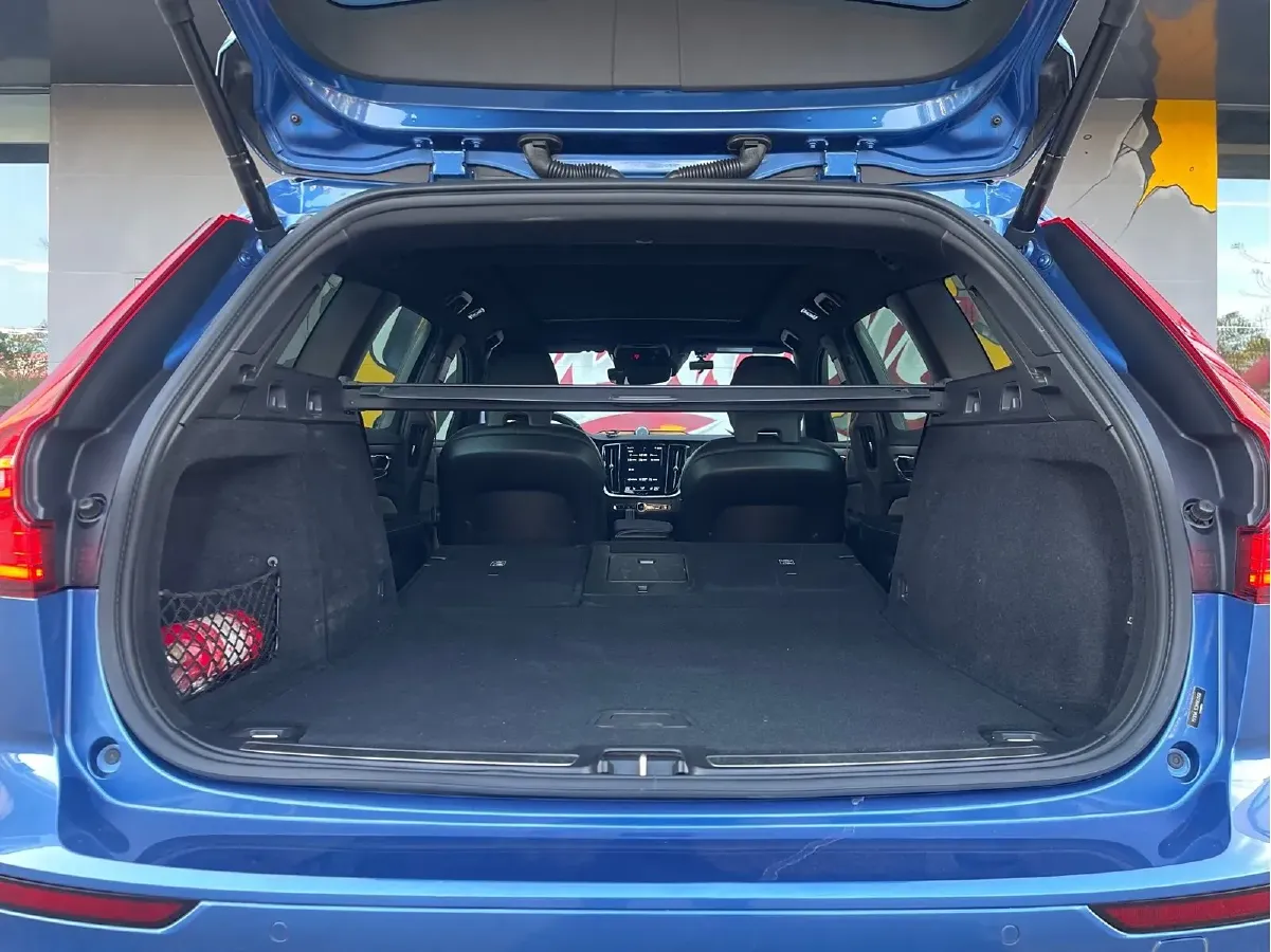 2021 Volvo V60 2.0T 250HP L4 8AT,autocango,china used car exporter,china ev exporter,chinese used car exporter,chinese used ev exporter