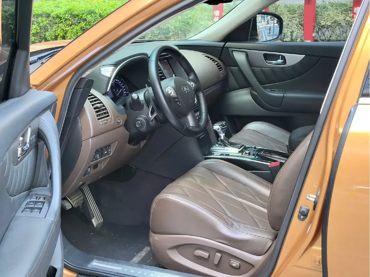 2013 Infiniti QX70 3.7L 351HP V6 7AT,autocango,china used car exporter,china ev exporter,chinese used car exporter,chinese used ev exporter