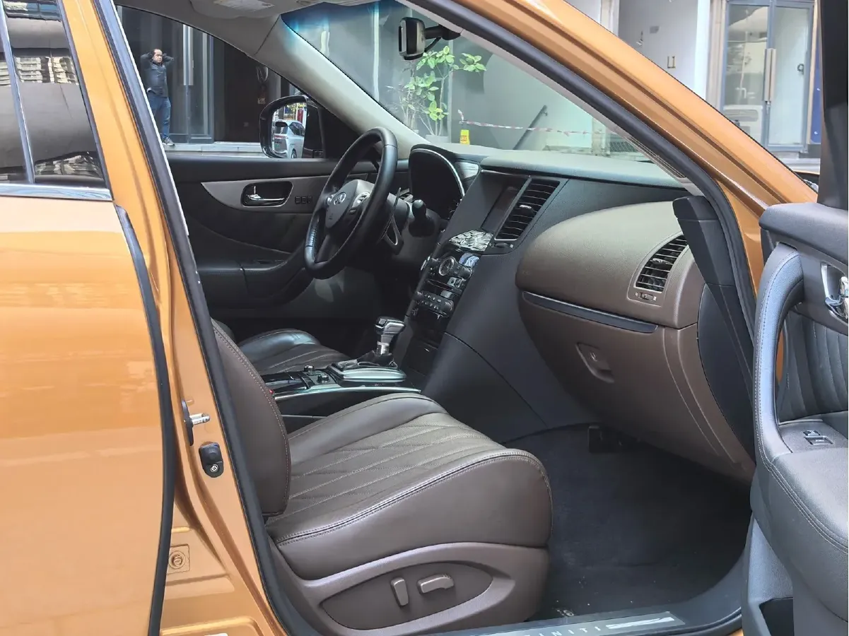 2013 Infiniti QX70 3.7L 351HP V6 7AT,autocango,china used car exporter,china ev exporter,chinese used car exporter,chinese used ev exporter