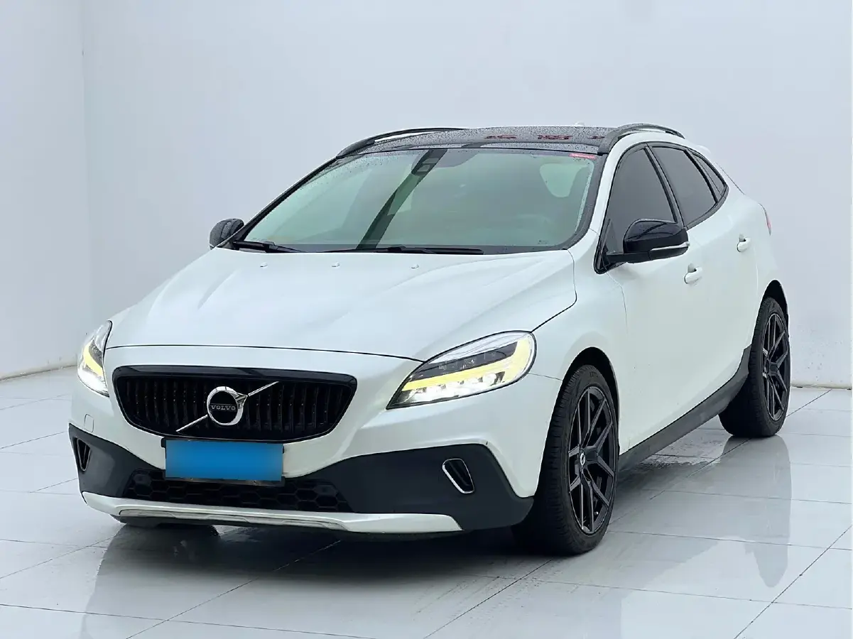 2018 Volvo V40 1.5T 152HP L4 6AT