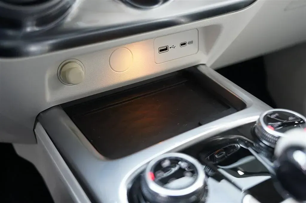 2021 Cyberspace 300 2.0T 227HP L4 8AT,autocango,china used car exporter,china ev exporter,chinese used car exporter,chinese used ev exporter