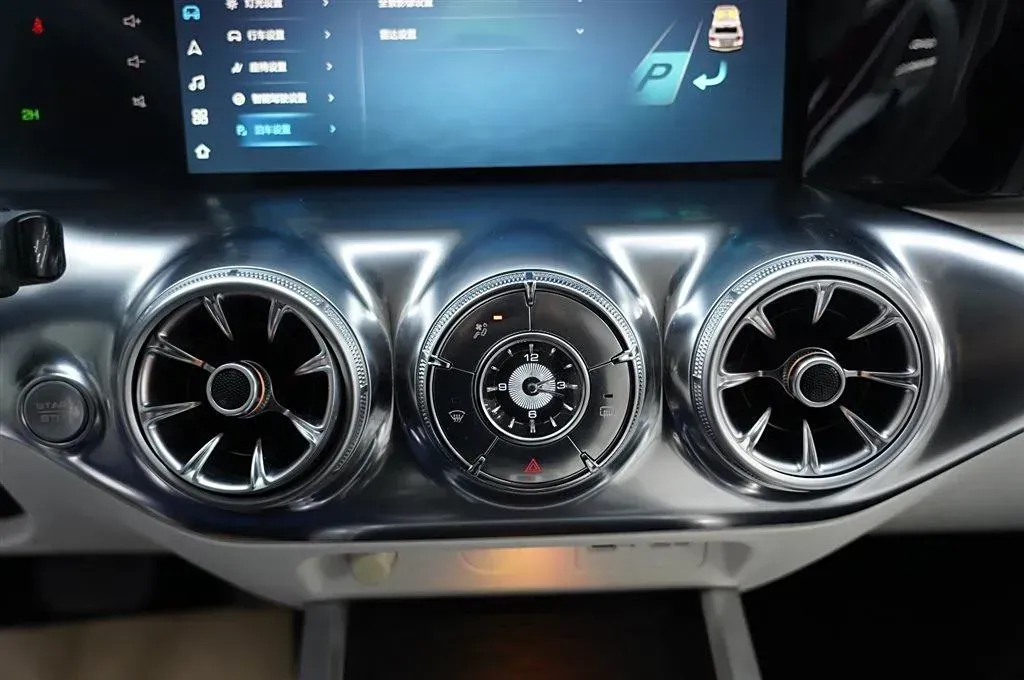 2021 Cyberspace 300 2.0T 227HP L4 8AT,autocango,china used car exporter,china ev exporter,chinese used car exporter,chinese used ev exporter