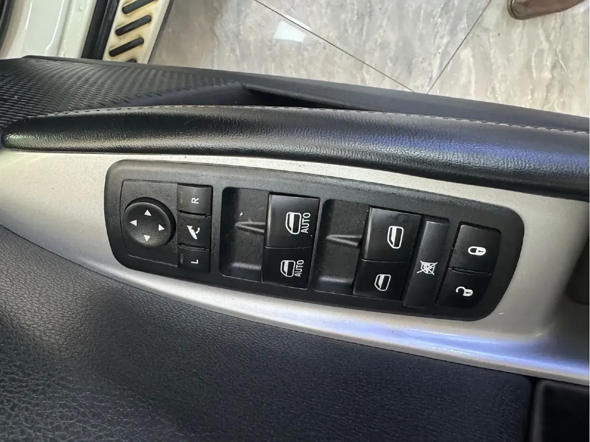 2012 Fiat Freemont 2.4L 170HP L4 6AT,autocango,china used car exporter,china ev exporter,chinese used car exporter,chinese used ev exporter