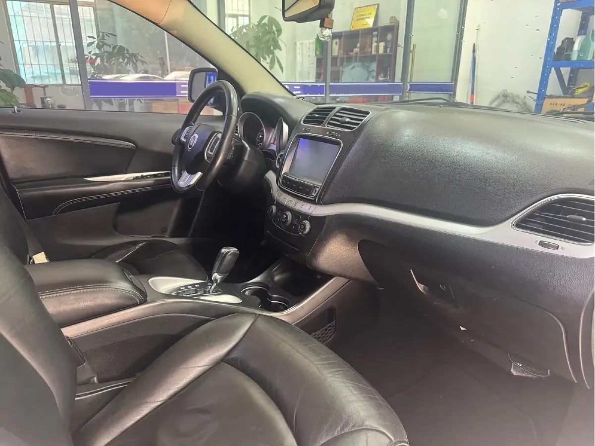 2012 Fiat Freemont 2.4L 170HP L4 6AT,autocango,china used car exporter,china ev exporter,chinese used car exporter,chinese used ev exporter