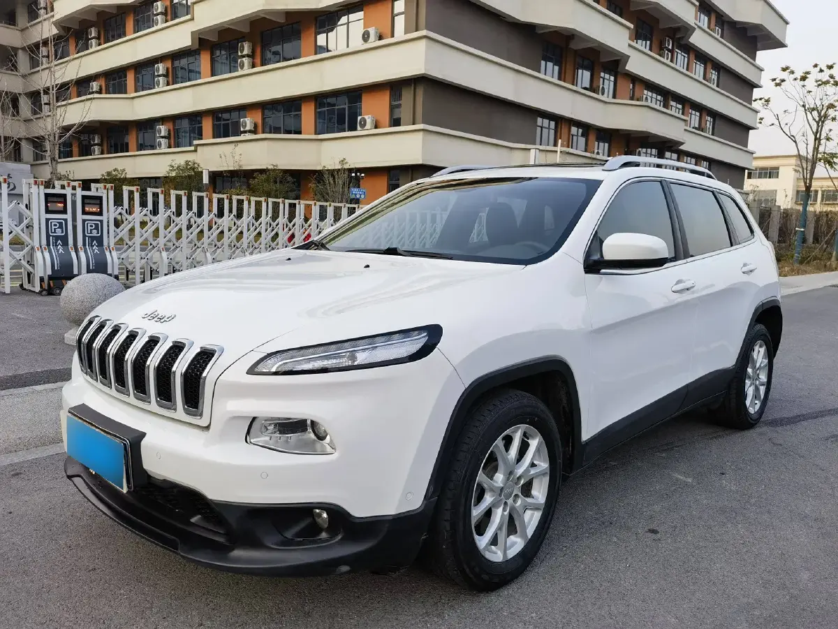 2017 Jeep Cherokee 2.4L 175HP L4 9AT