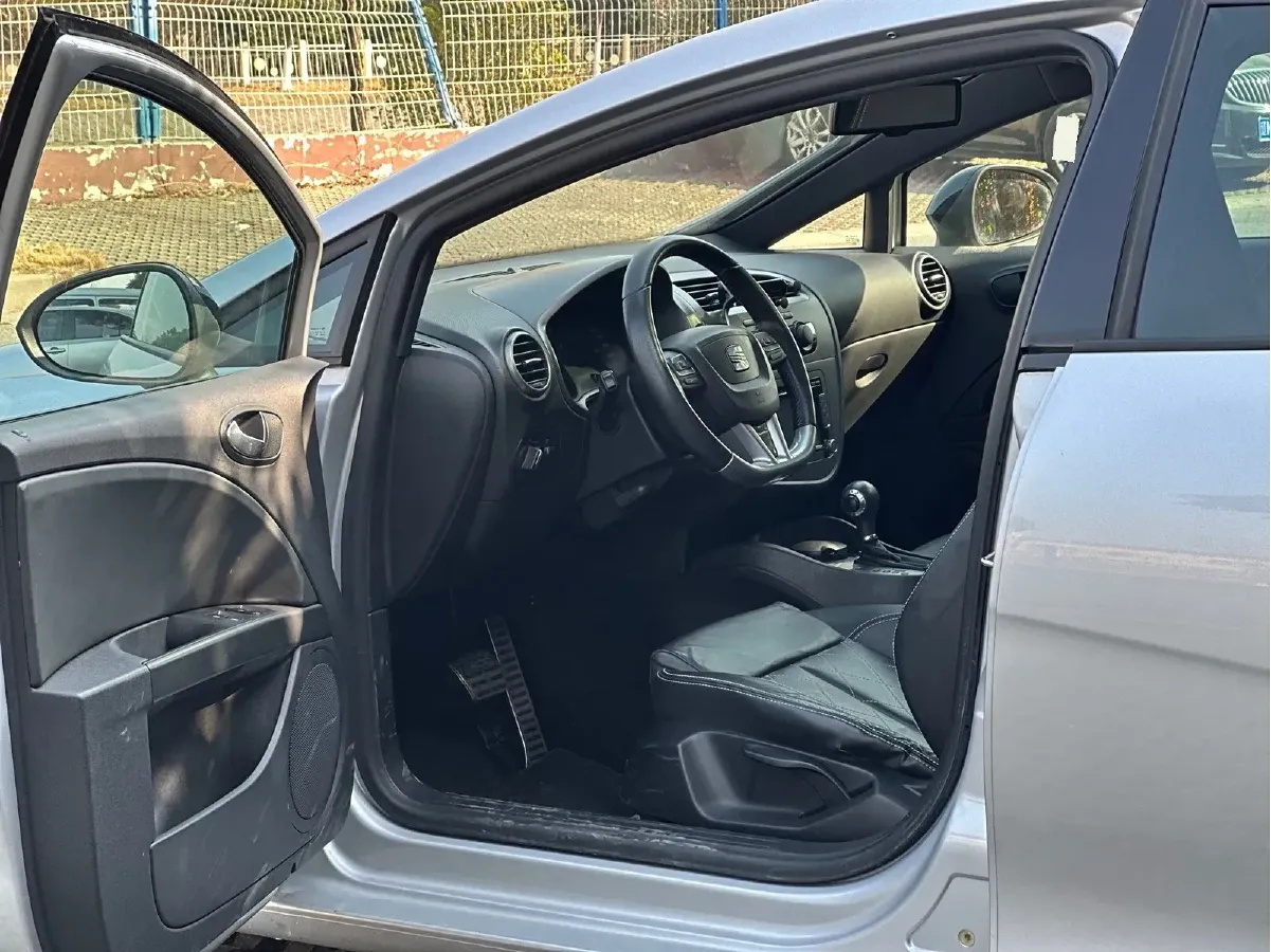 2012 Seat Leon 2.0T 211HP L4 6DCT,autocango,china used car exporter,china ev exporter,chinese used car exporter,chinese used ev exporter