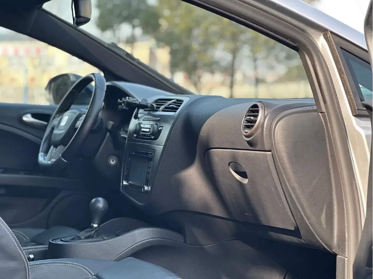 2012 Seat Leon 2.0T 211HP L4 6DCT,autocango,china used car exporter,china ev exporter,chinese used car exporter,chinese used ev exporter