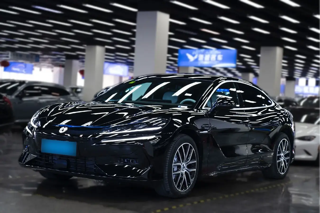 2024 Denza DenzaZ9 2.0T 207HP L4 E-CVT PHEV 38.5KWH