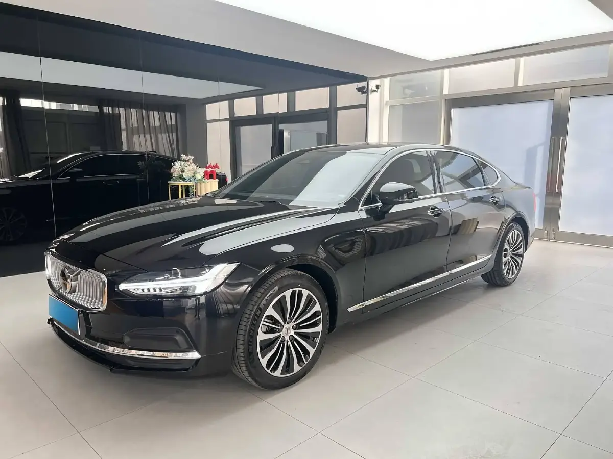 2023 Volvo S90 2.0T 250HP L4 8AT