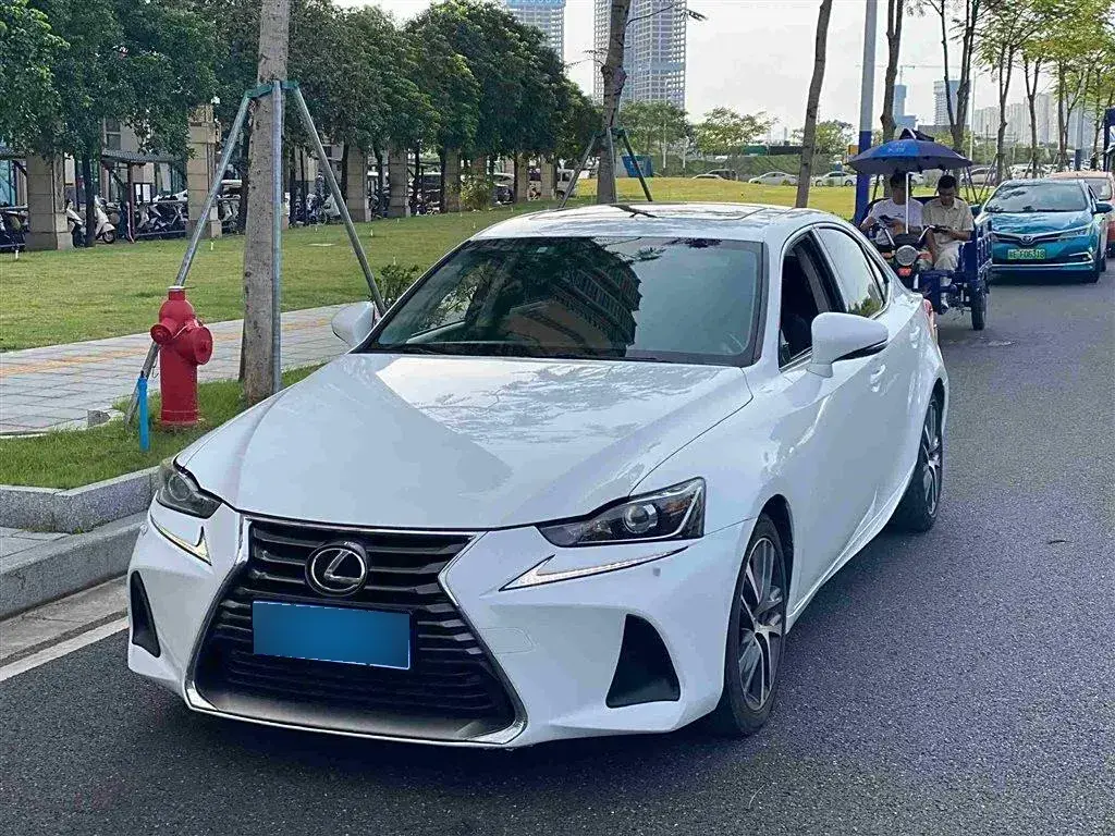 2017 Lexus IS 2.0T 245HP L4 8AT