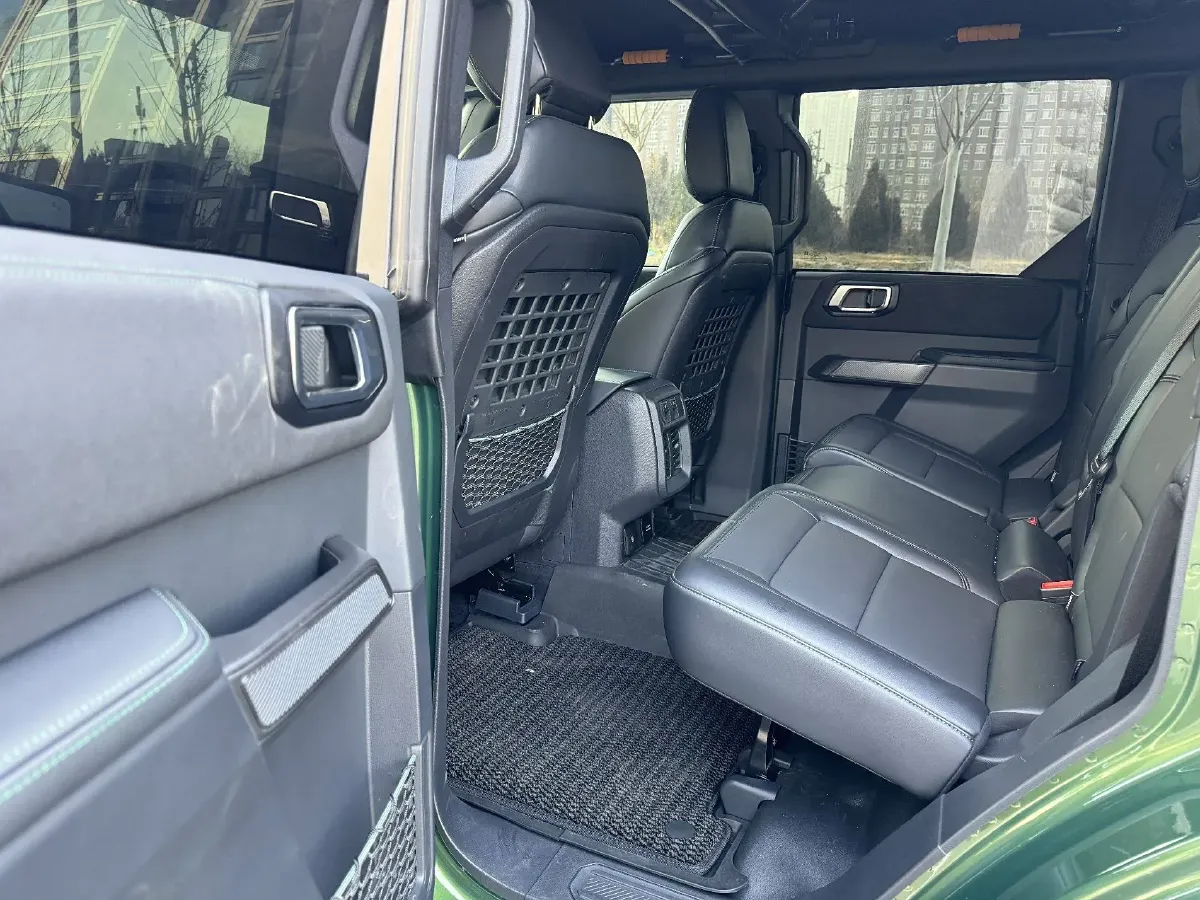 2024 Ford Bronco 2.3T 275HP L4 10AT,autocango,china used car exporter,china ev exporter,chinese used car exporter,chinese used ev exporter