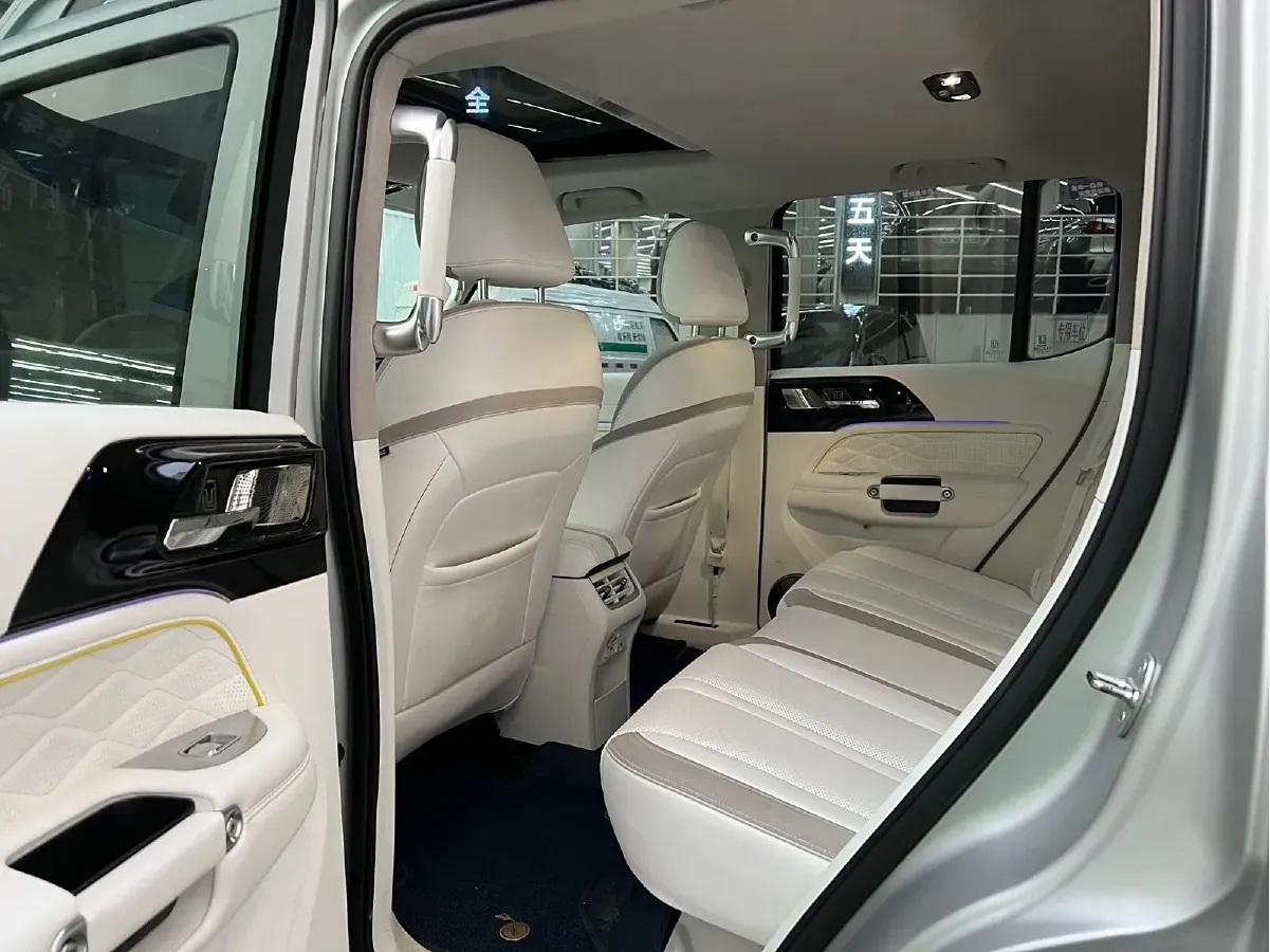 2021 Cyberspace 300 2.0T 227HP L4 8AT,autocango,china used car exporter,china ev exporter,chinese used car exporter,chinese used ev exporter