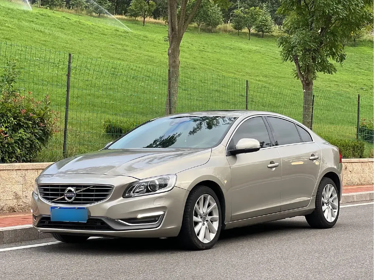 2016 Volvo S60 2.0T 245HP L4 8AT