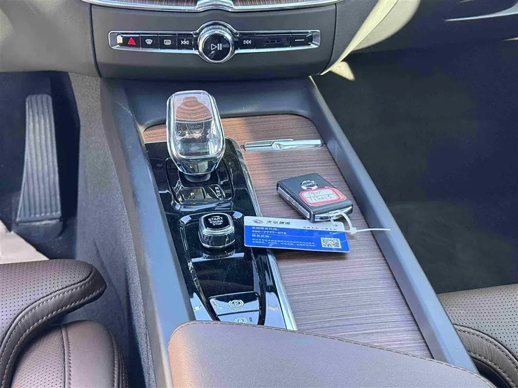 2024 Volvo XC60 PHEV 2.0T 310HP L4 8AT PHEV 18.8KWH,autocango,china used car exporter,china ev exporter,chinese used car exporter,chinese used ev exporter