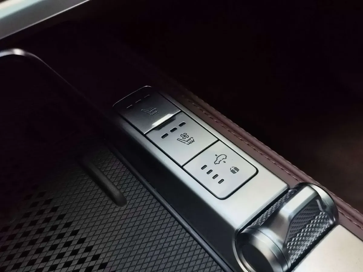 2024 Tank 700 3.0T 360HP V6 9AT PHEV 37.1KWH,autocango,china used car exporter,china ev exporter,chinese used car exporter,chinese used ev exporter