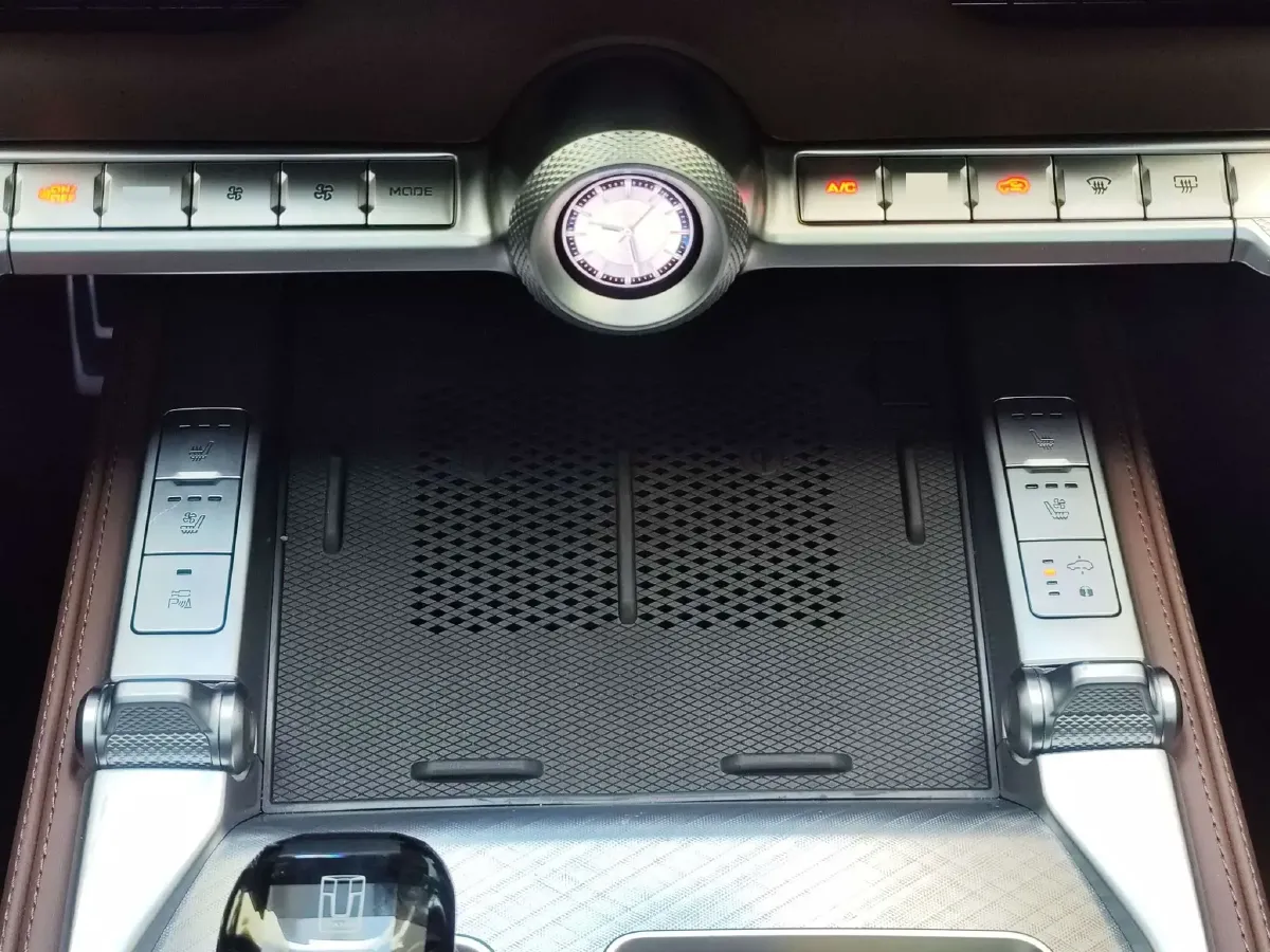 2024 Tank 700 3.0T 360HP V6 9AT PHEV 37.1KWH,autocango,china used car exporter,china ev exporter,chinese used car exporter,chinese used ev exporter