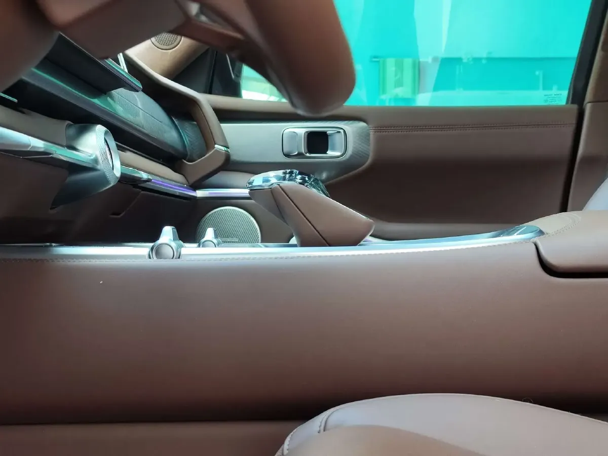 2024 Tank 700 3.0T 360HP V6 9AT PHEV 37.1KWH,autocango,china used car exporter,china ev exporter,chinese used car exporter,chinese used ev exporter