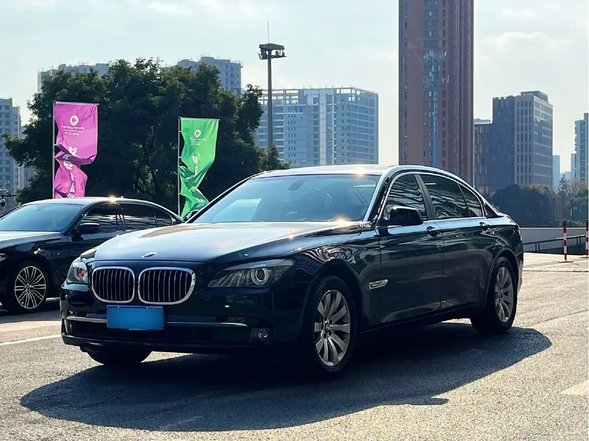 2011 BMW 7 Series 3.0T 326HP L6 6AT