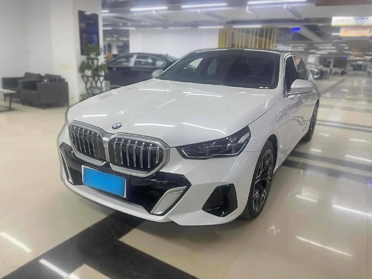 2024 BMW 5 Series 2.0T 258HP L4 8AT