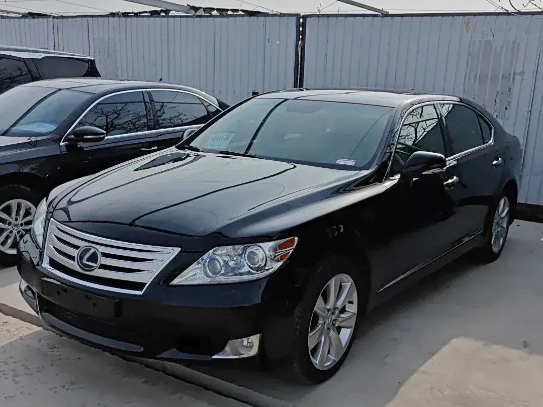 2010 Lexus LS 5.0L 395HP V8 E-CVT Hybrid