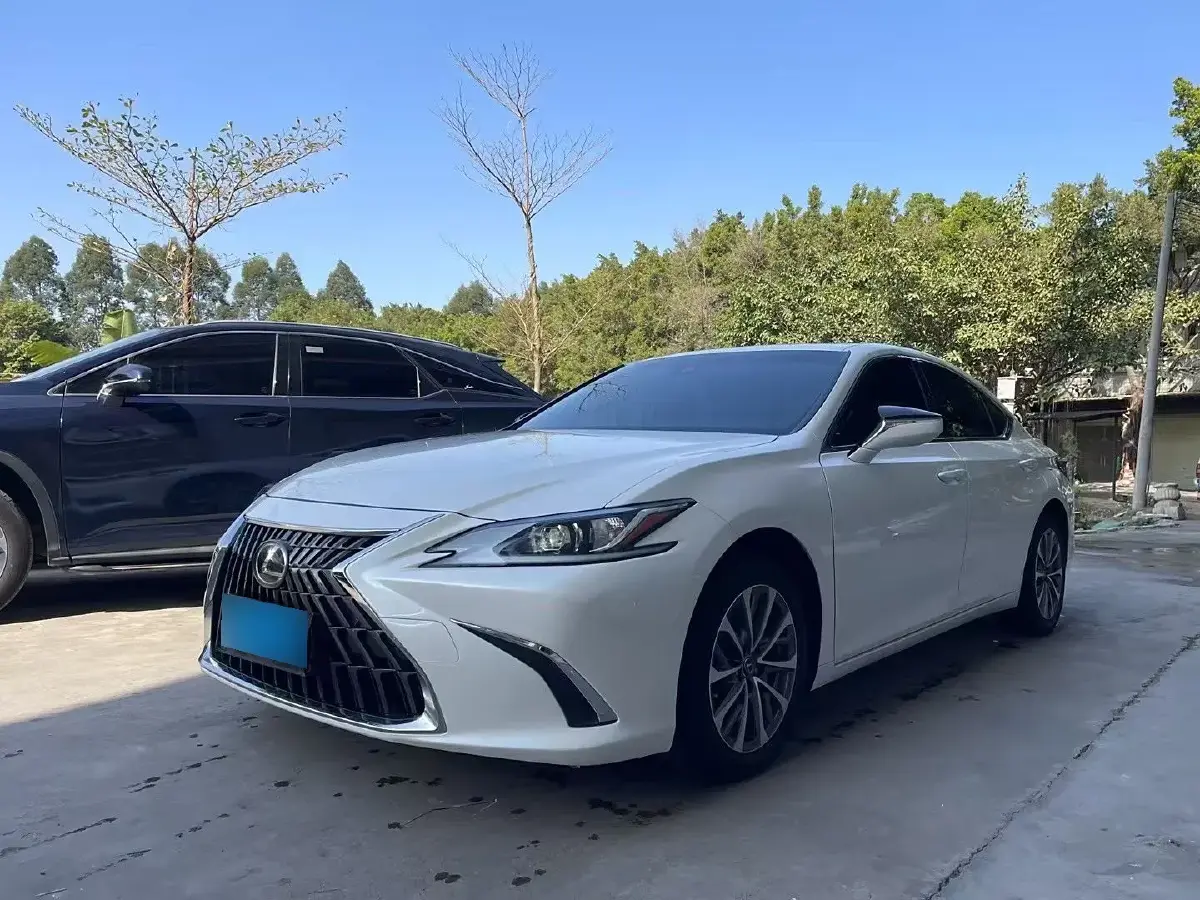 2020 Lexus ES 2.5L 178HP L4 E-CVT Hybrid