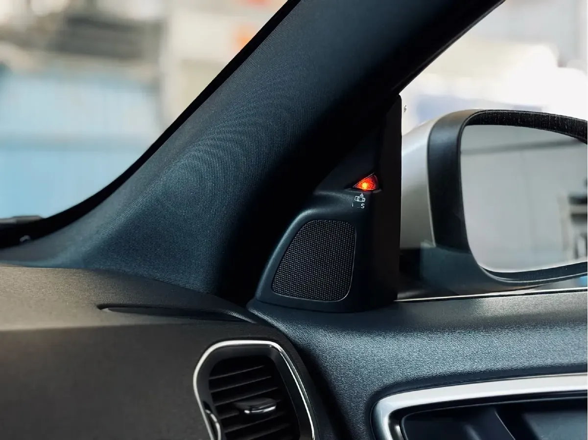 2014 Volvo V60 2.0T 245HP L4 8AT,autocango,china used car exporter,china ev exporter,chinese used car exporter,chinese used ev exporter