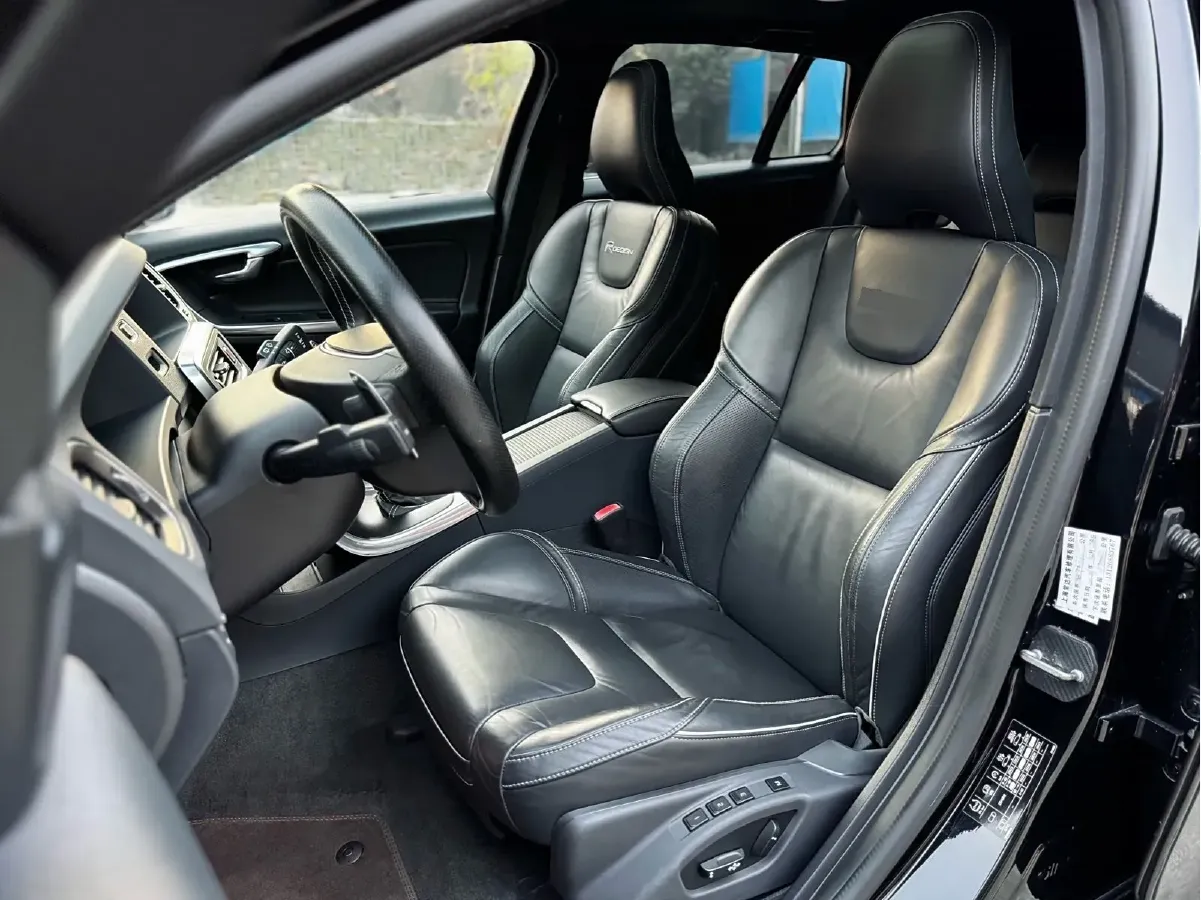 2014 Volvo V60 2.0T 245HP L4 8AT,autocango,china used car exporter,china ev exporter,chinese used car exporter,chinese used ev exporter