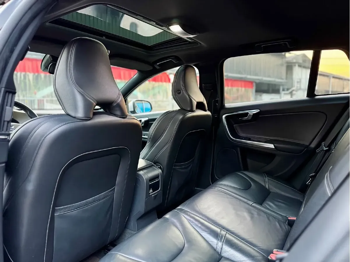 2014 Volvo V60 2.0T 245HP L4 8AT,autocango,china used car exporter,china ev exporter,chinese used car exporter,chinese used ev exporter