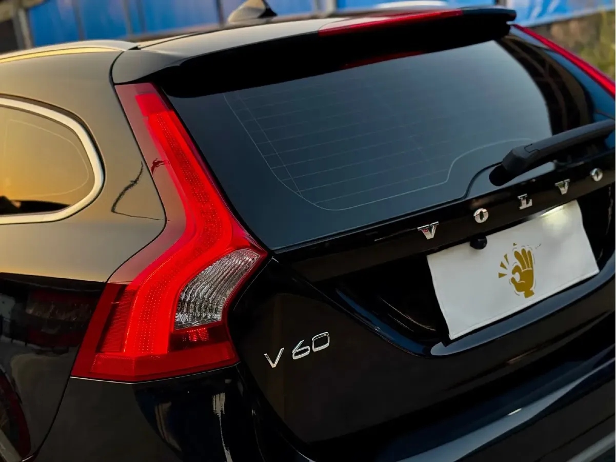 2014 Volvo V60 2.0T 245HP L4 8AT,autocango,china used car exporter,china ev exporter,chinese used car exporter,chinese used ev exporter