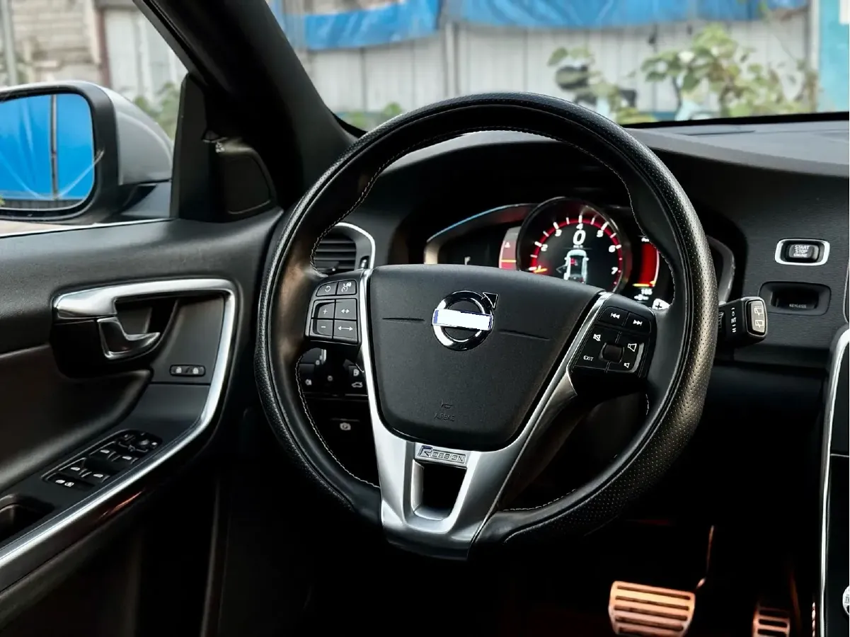 2014 Volvo V60 2.0T 245HP L4 8AT,autocango,china used car exporter,china ev exporter,chinese used car exporter,chinese used ev exporter