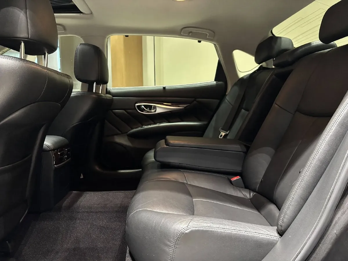 2017 Infiniti Q70 2.5L 222HP V6 7AT,autocango,china used car exporter,china ev exporter,chinese used car exporter,chinese used ev exporter