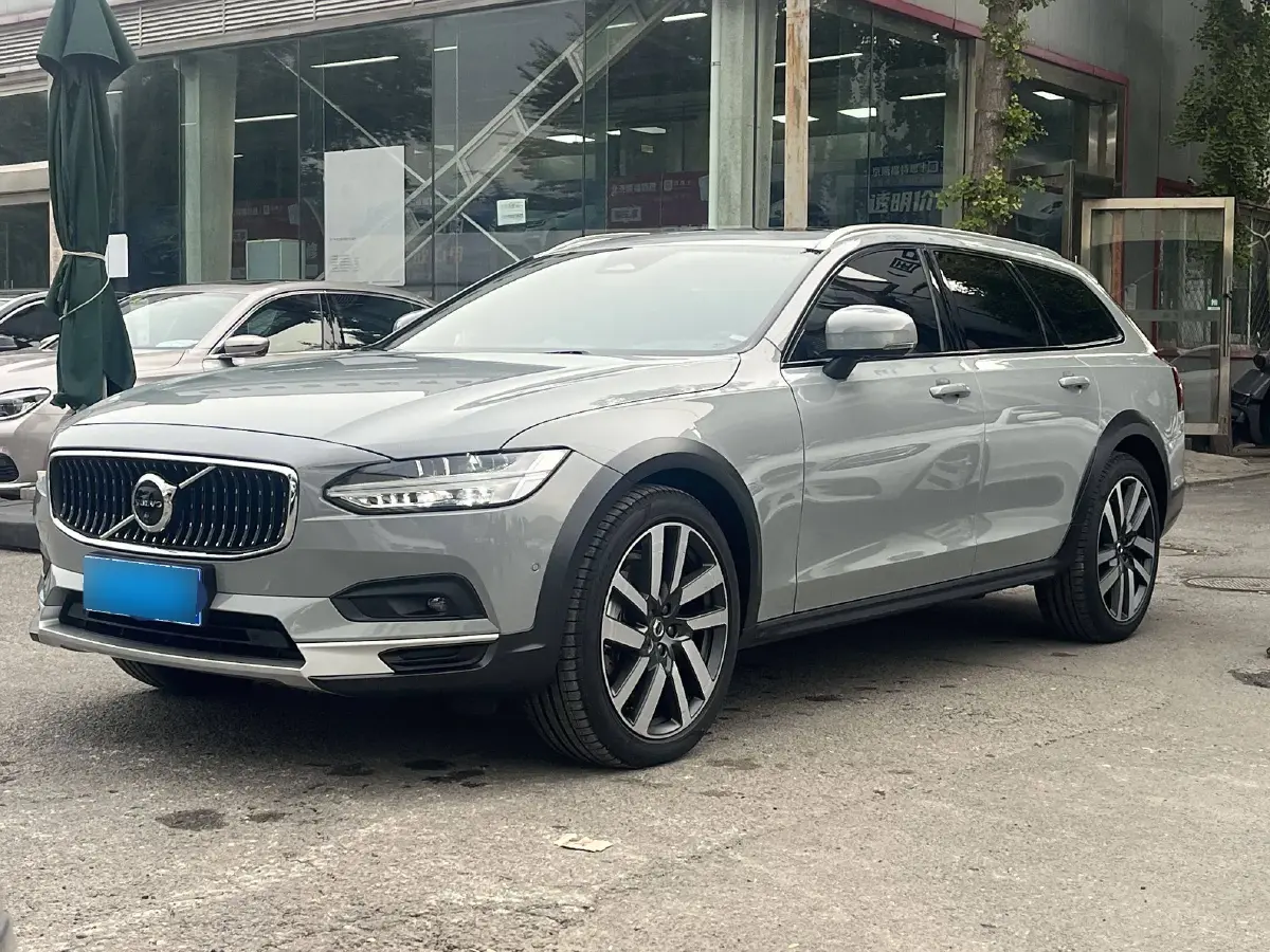 2024 Volvo V90 2.0T 250HP L4 8AT