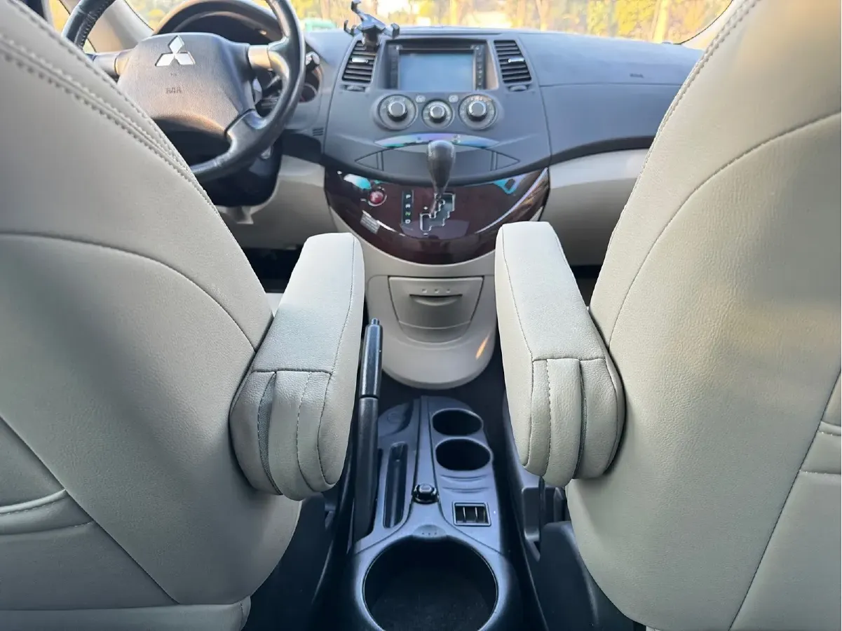 2009 Mitsubishi Grandis 2.4L 165HP L4 4AT,autocango,china used car exporter,china ev exporter,chinese used car exporter,chinese used ev exporter