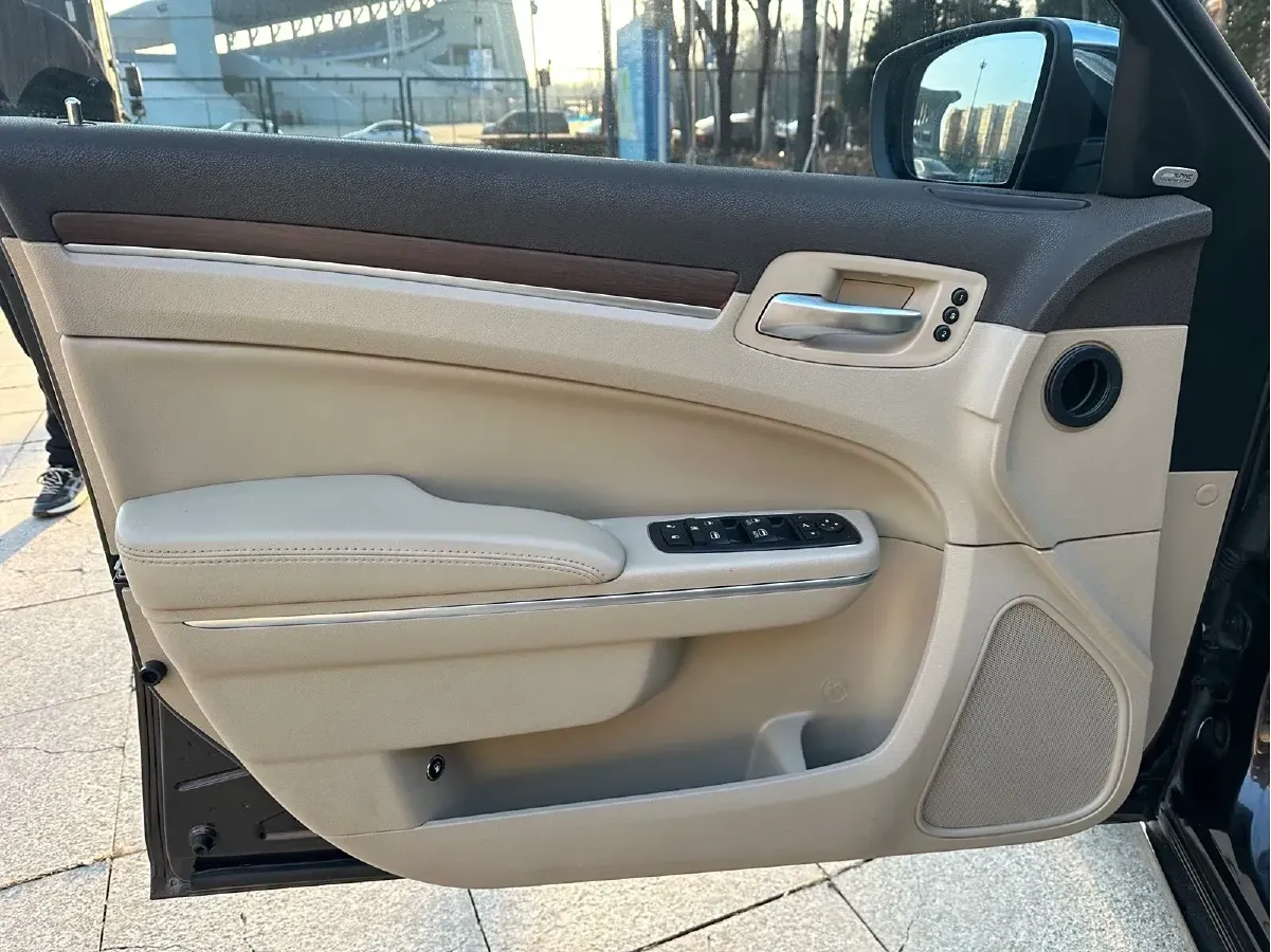 2013 Chrysler 300C 3.6L 286HP V6 8AT,autocango,china used car exporter,china ev exporter,chinese used car exporter,chinese used ev exporter