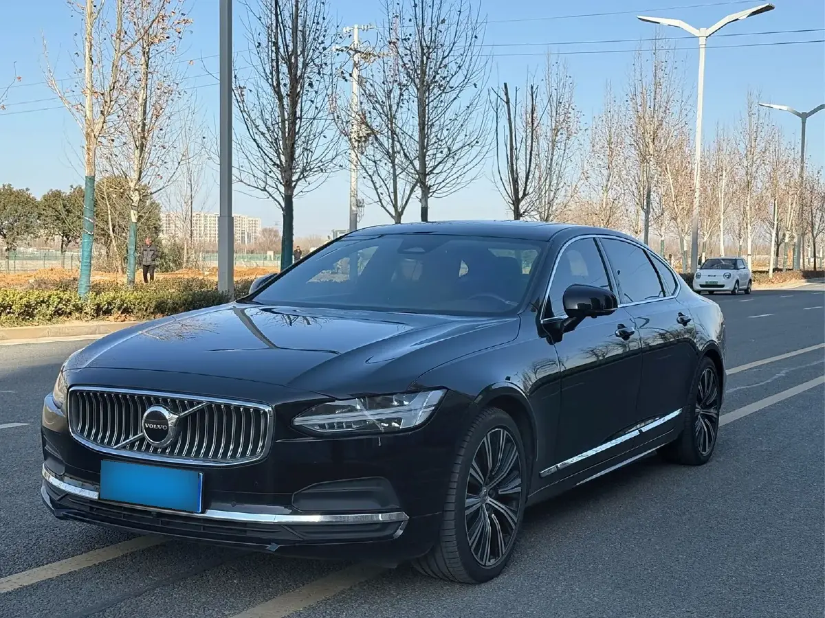 2022 Volvo S90 2.0T 250HP L4 8AT