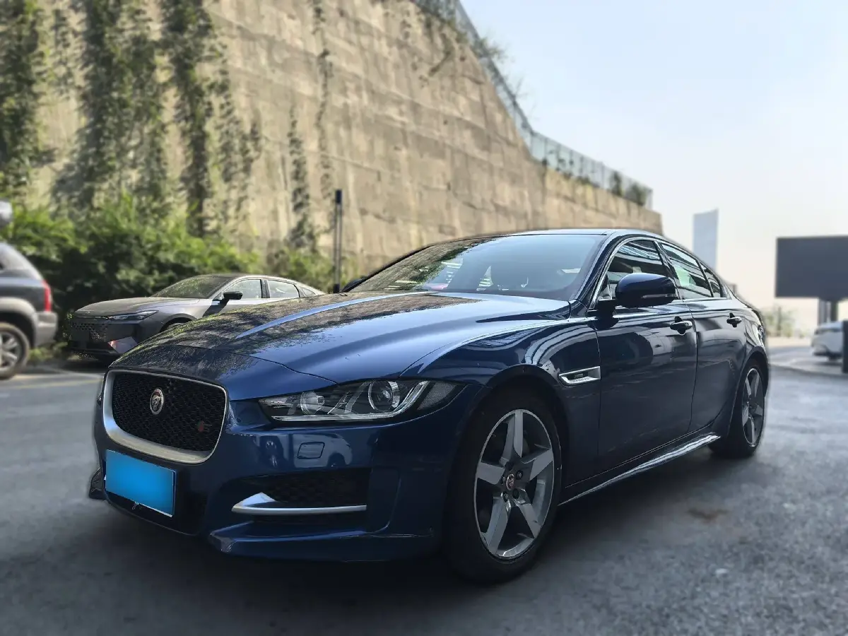 2015 Jaguar XE 2.0T 240HP L4 8AT